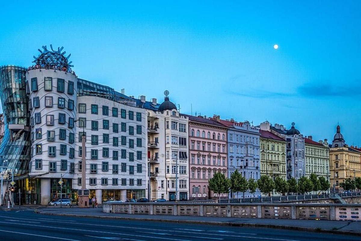 skupina budov na městské ulici