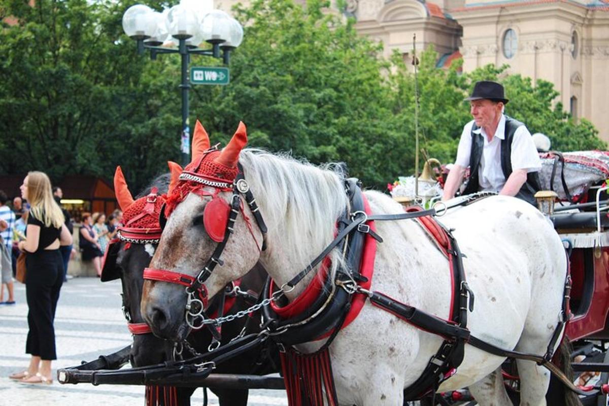 un uomo che viaggia in una carrozza trainata da cavalli