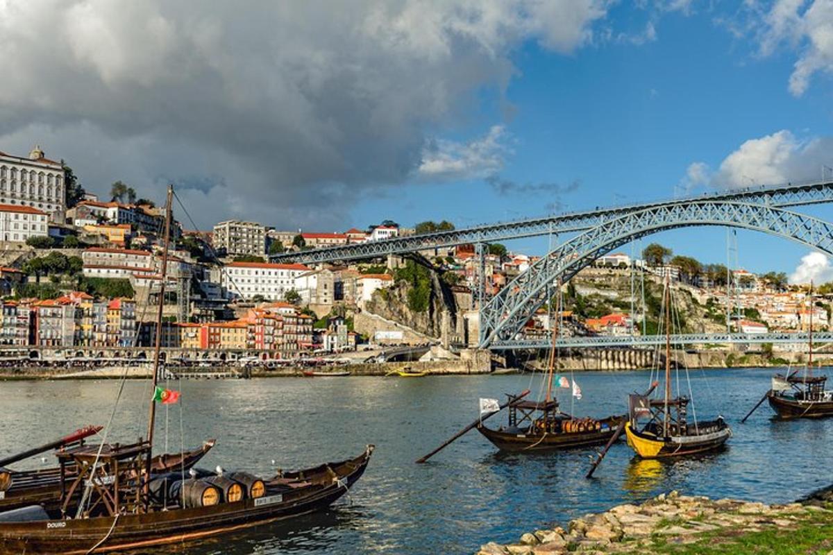 um grupo de barcos na água com uma ponte