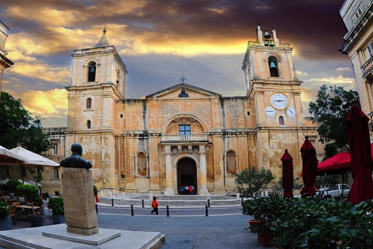 önünde saat bulunan eski bir kilise