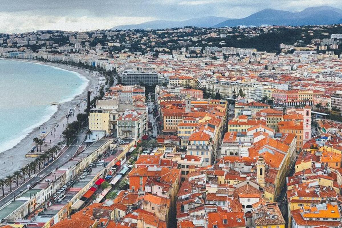 una vista aerea di una città vicino all'oceano