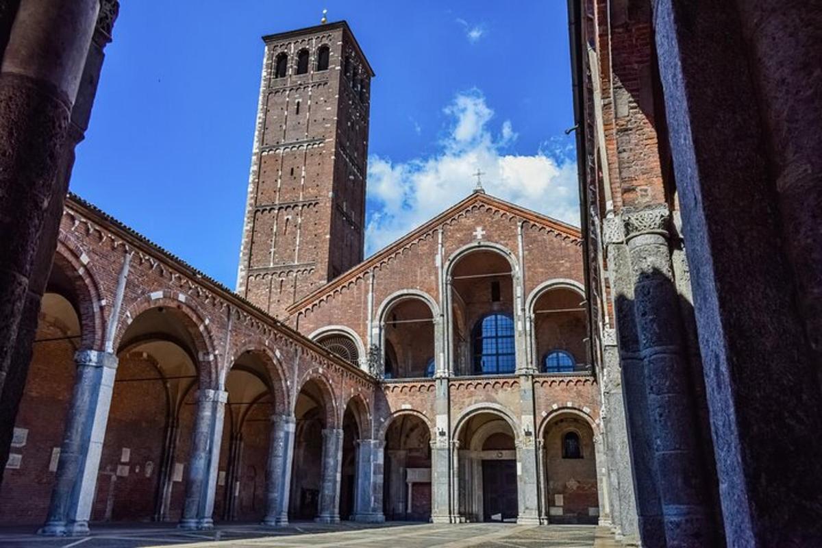un grande edificio in mattoni con un'alta torre dell'orologio
