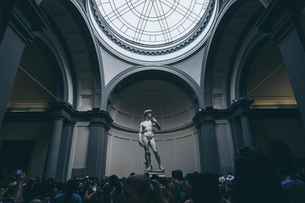 una statua di un uomo in una stanza con una folla