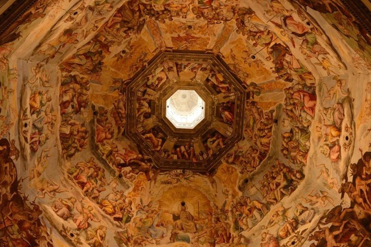 un soffitto di una chiesa con un dipinto sopra