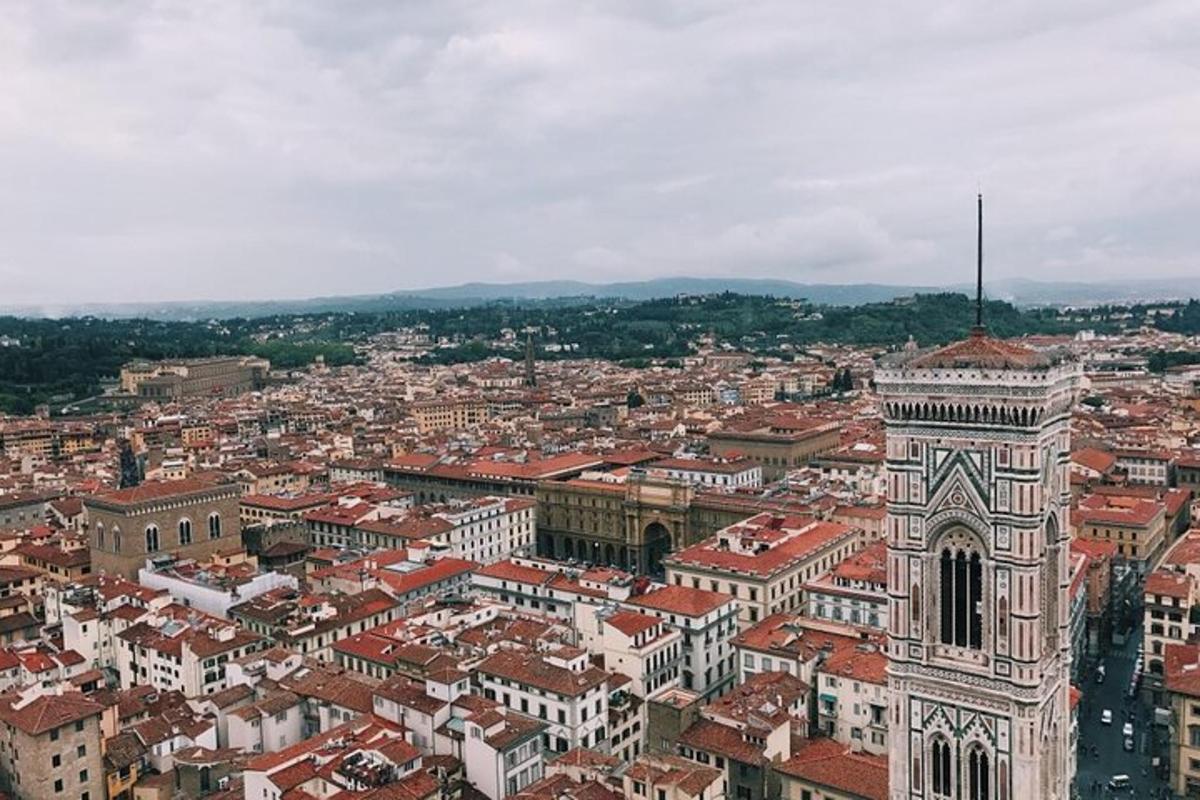 una vista aerea di una città con una torre dell'orologio