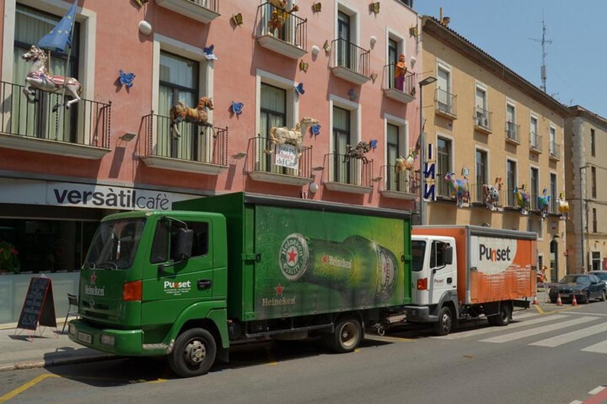 ένα πράσινο φορτηγό παρκαρισμένο μπροστά από ένα κτίριο