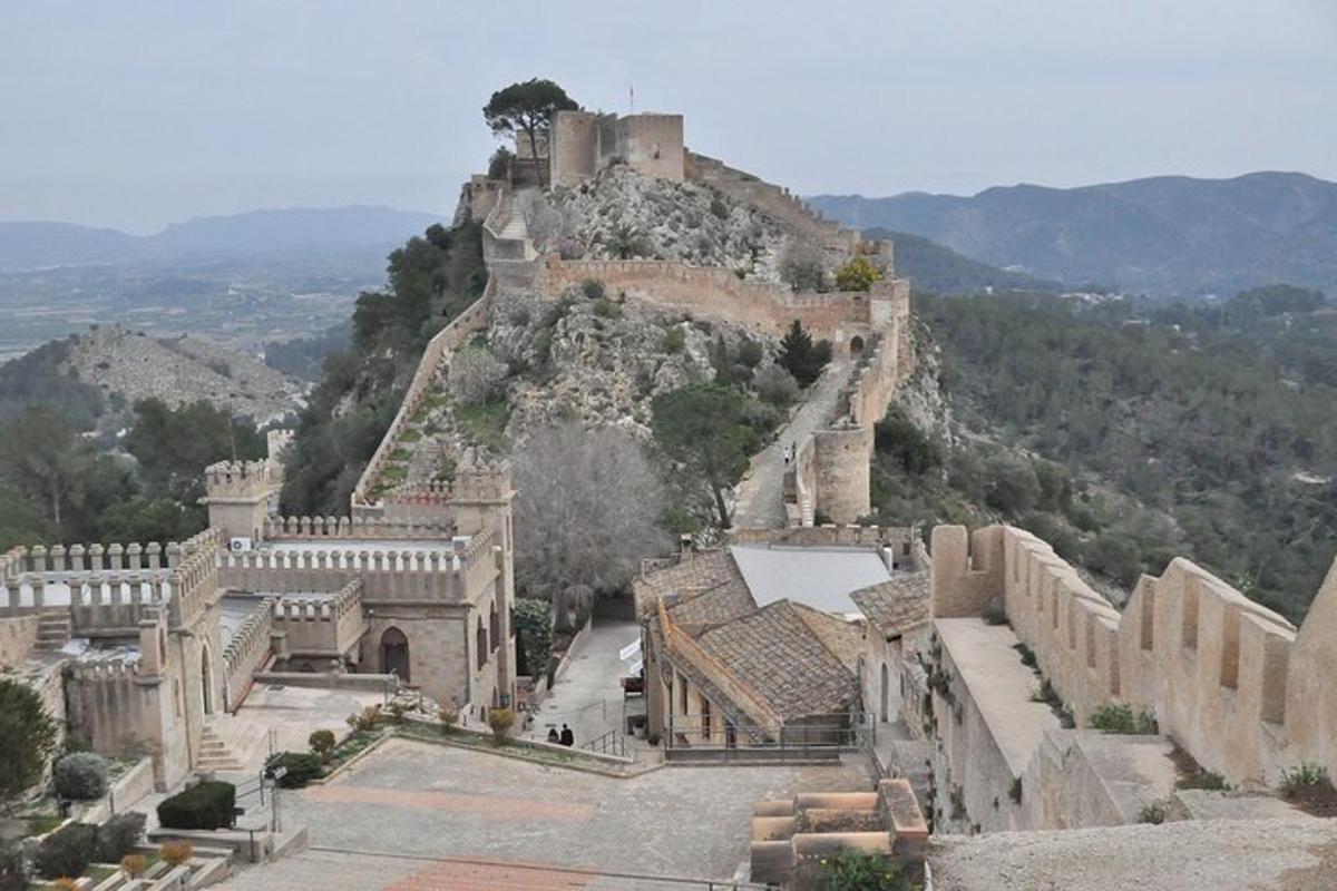 una vista de un castillo en la cima de una montaña