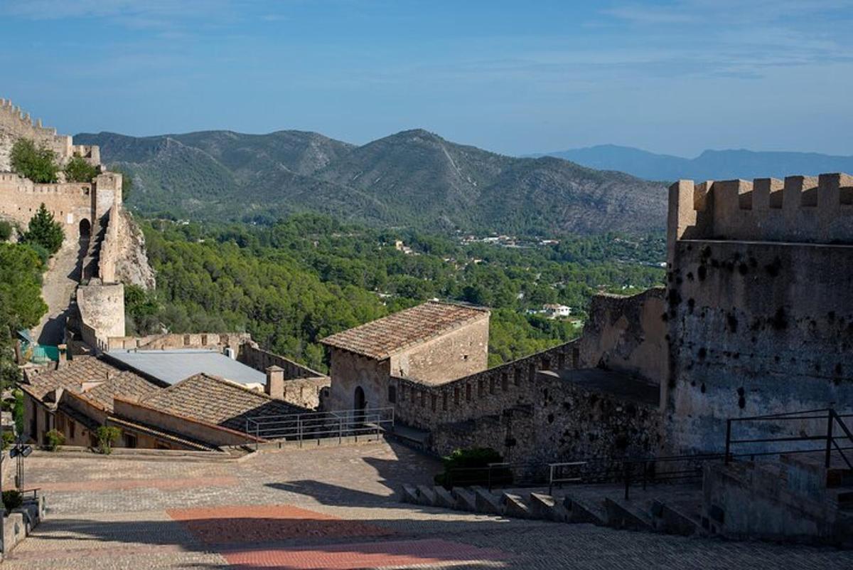 una vista di un edificio con le montagne sullo sfondo