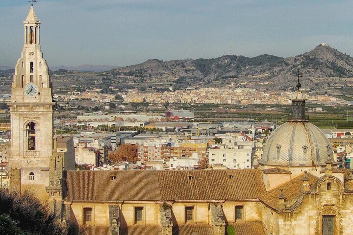 Una vista de una ciudad con una torre de reloj.