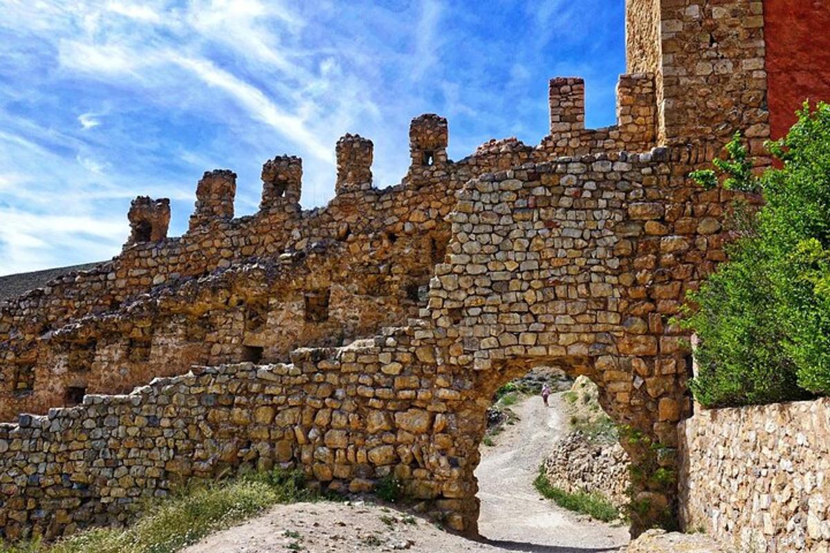 ένας μεγάλος πέτρινος τοίχος με μια αψίδα μπροστά