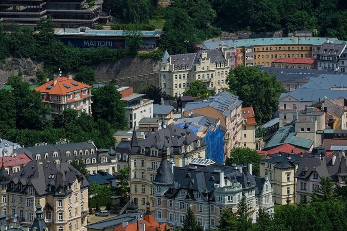 hópur bygginga í borg með lest