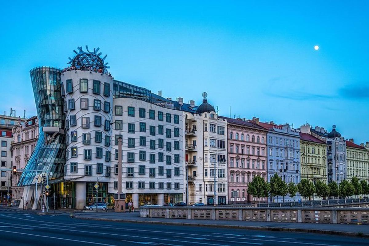 velká budova se skleněnou kupolí na vrcholu