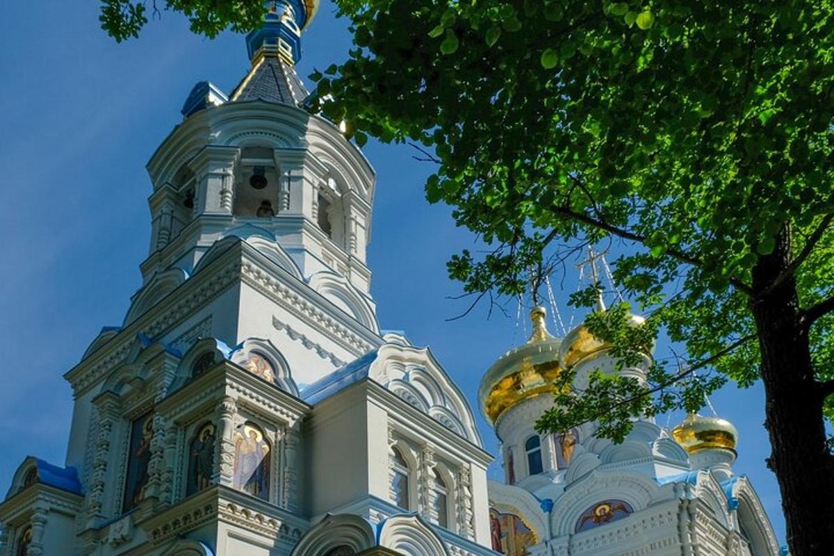 um edifício com uma torre com um relógio