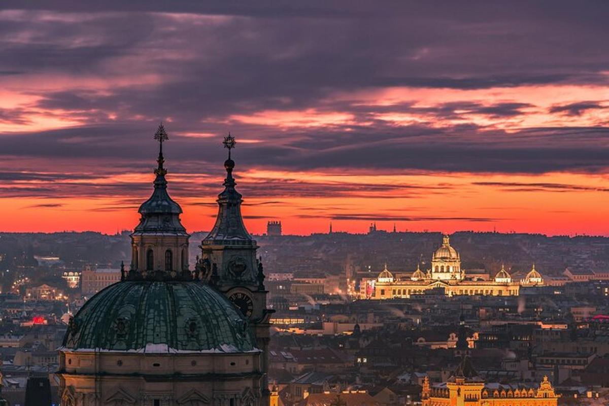pohled na město při západu slunce s hodinovou věží