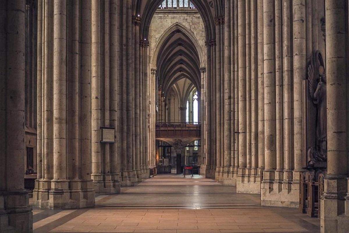 en tom gang i en katedral med en stor bygning