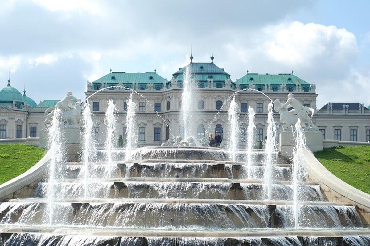 una fontana d'acqua davanti a un edificio