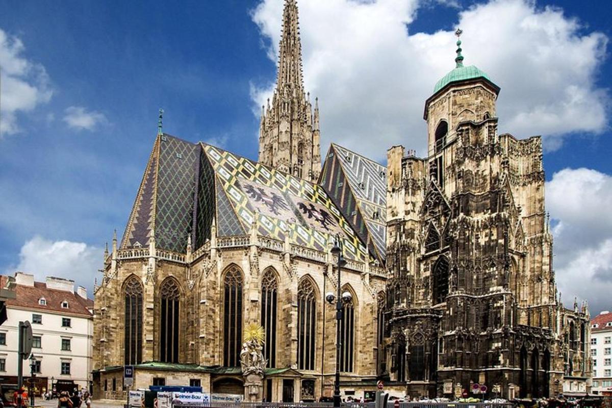 una grande cattedrale con una torre e una chiesa