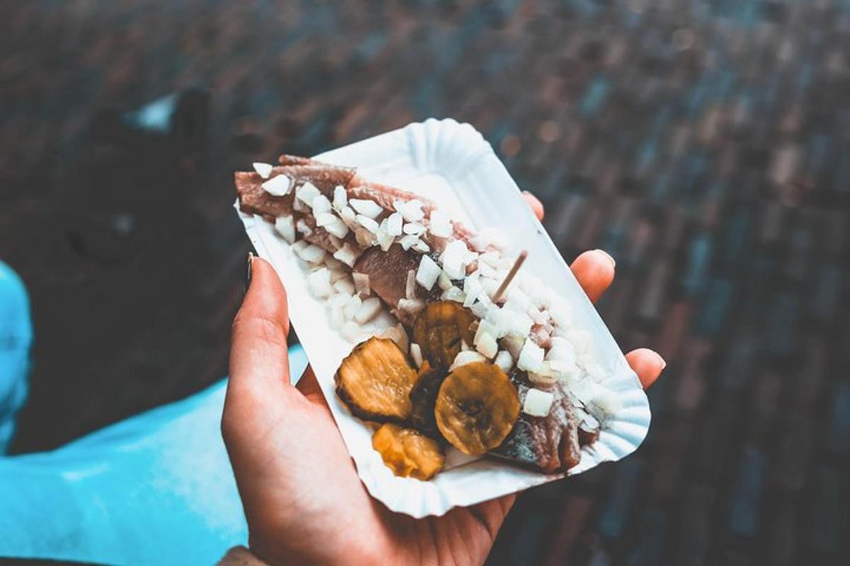 seseorang memegang sandwich di koran