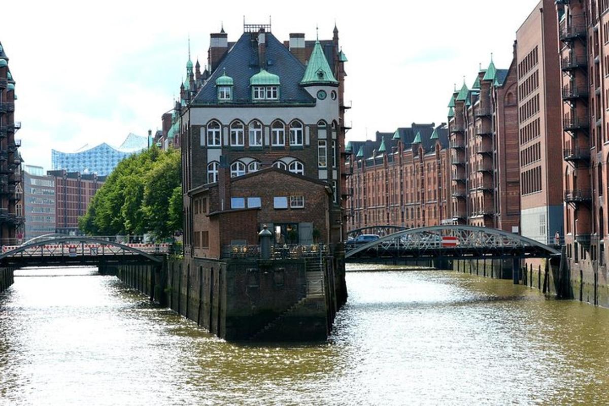 ein Gebäude mitten in einem Fluss in einer Stadt