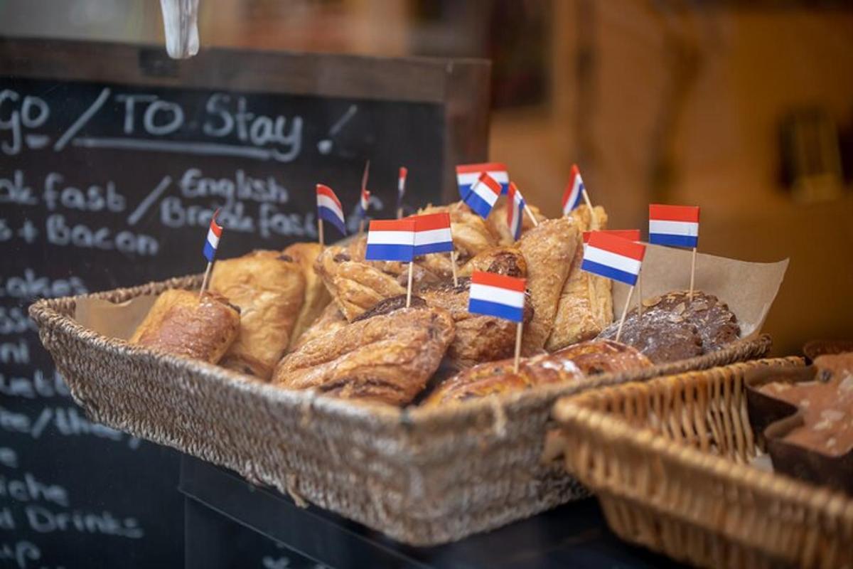 meja dengan keranjang roti dan bendera di atasnya