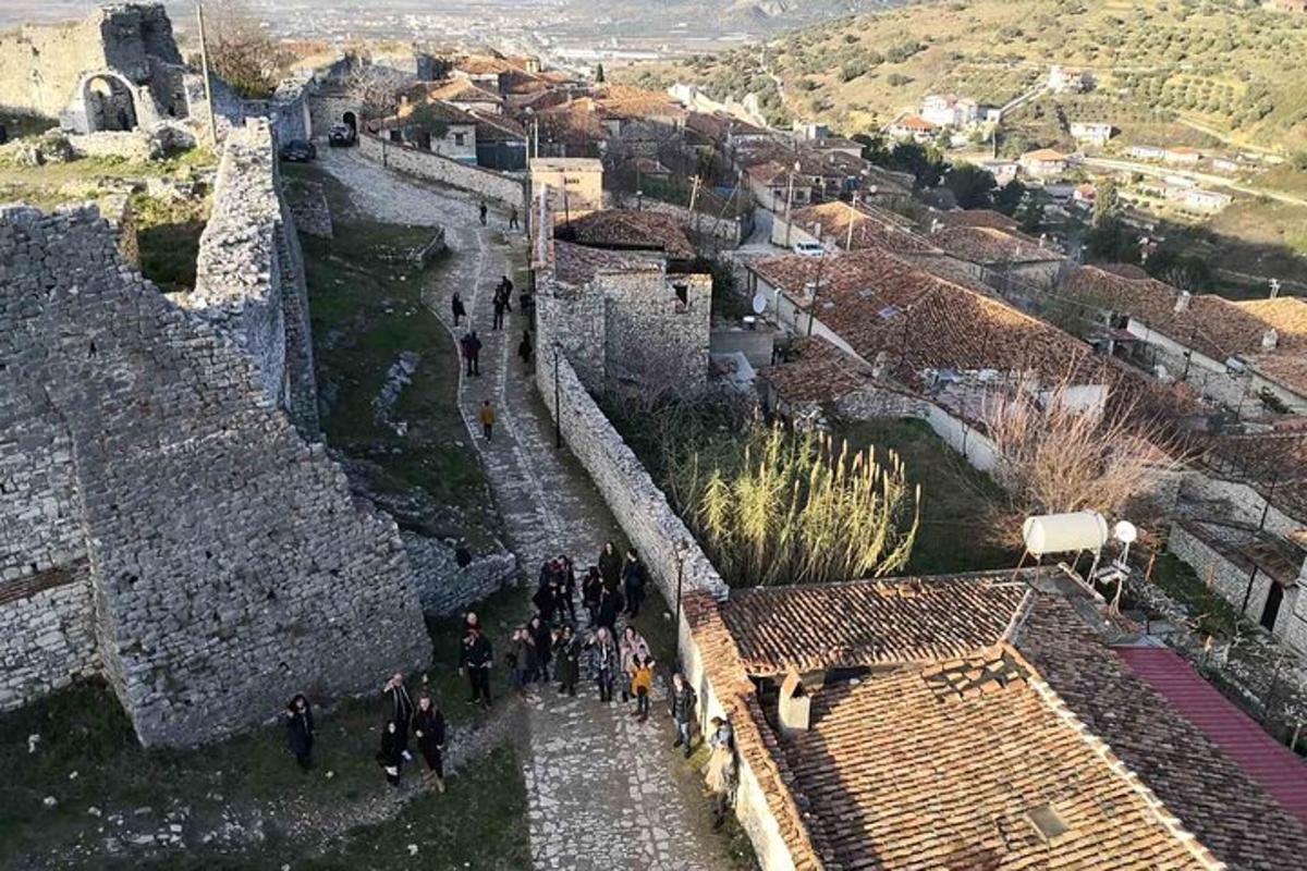 un grup de persones caminant per la paret