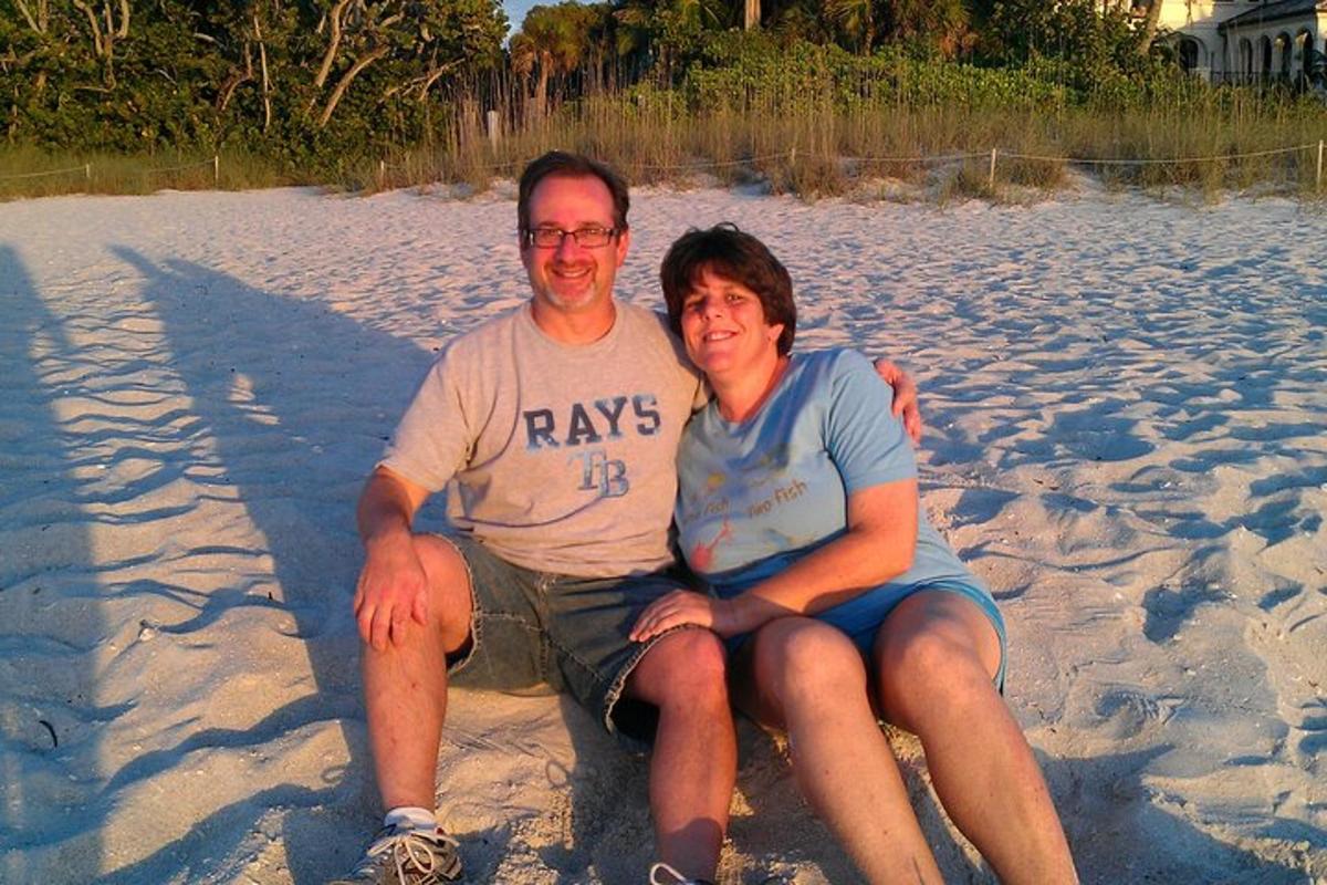 um homem e uma mulher sentados na praia