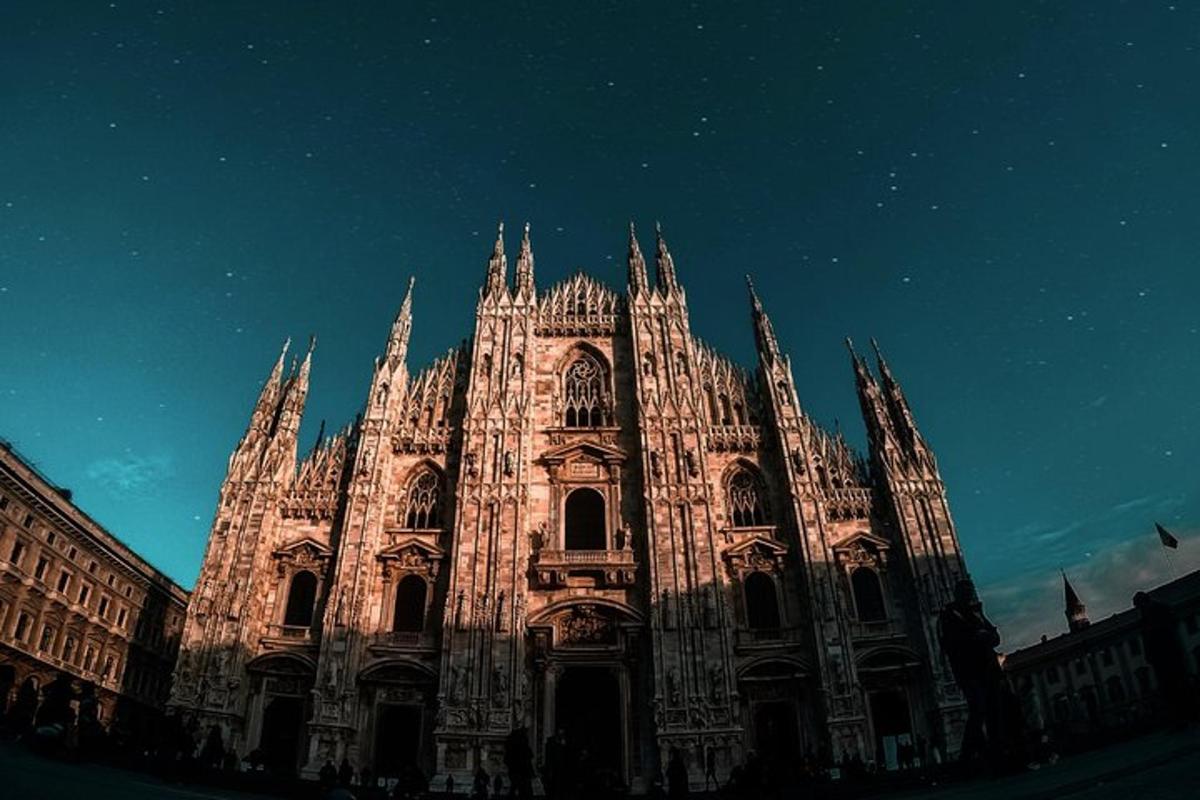um grande edifício de catedral com muitas torres à noite