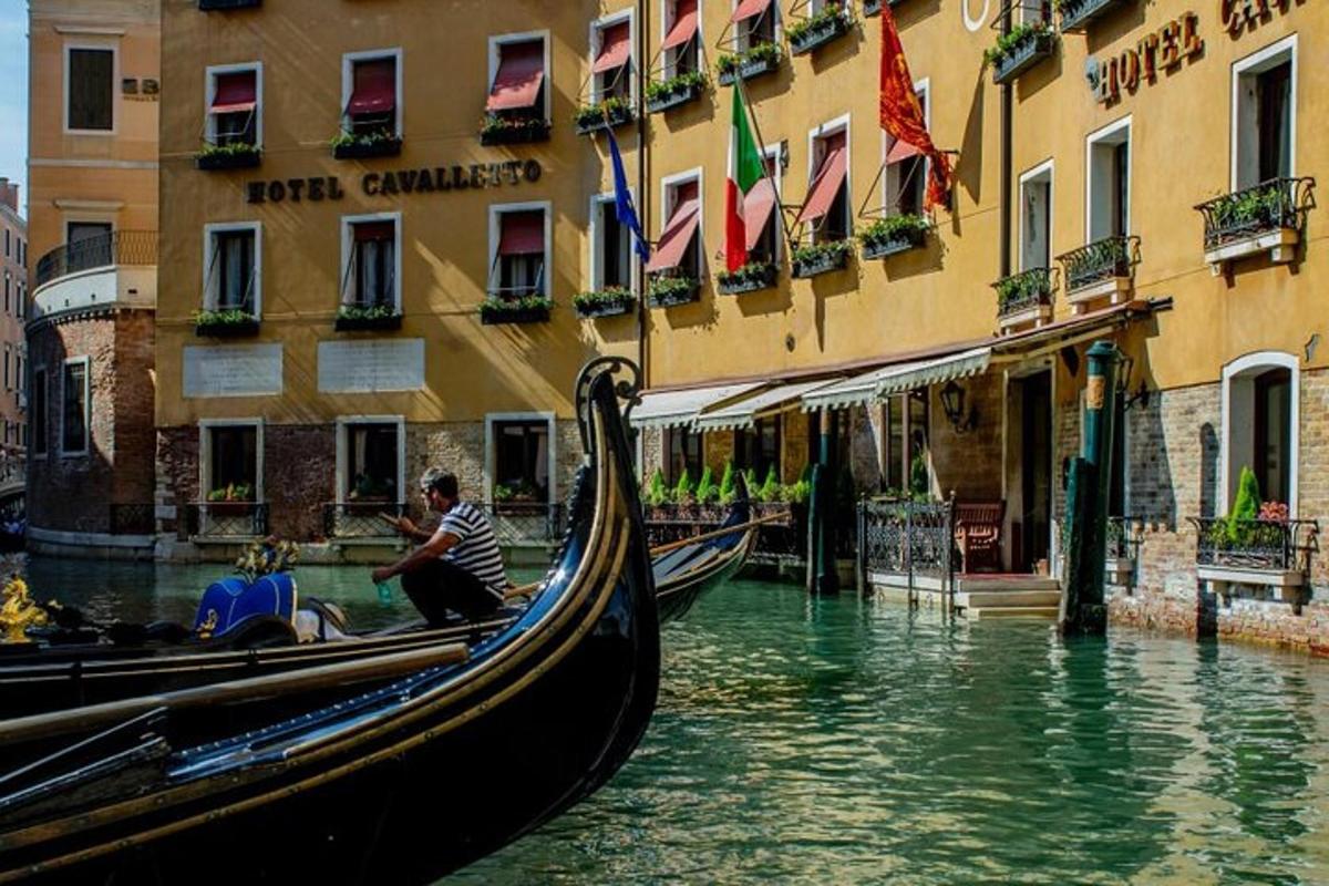 una gondola in un canale di fronte a un edificio