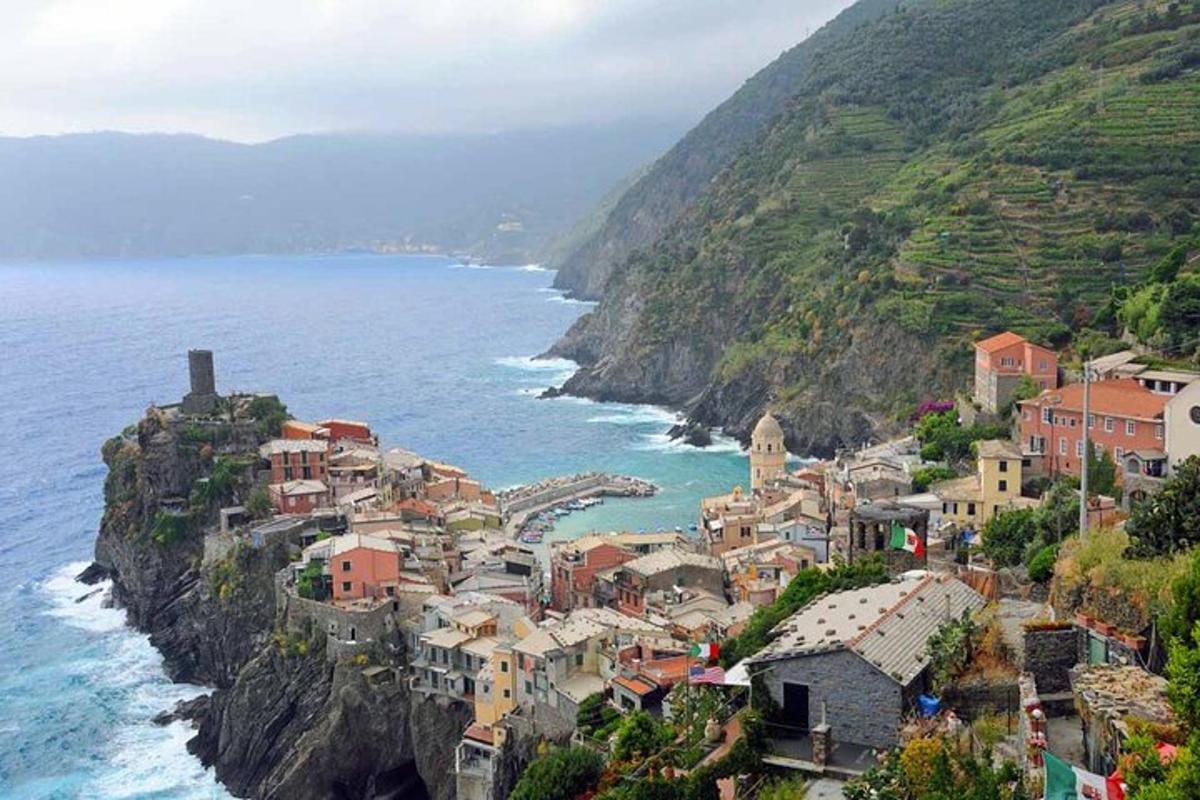un villaggio su una scogliera vicino all'oceano