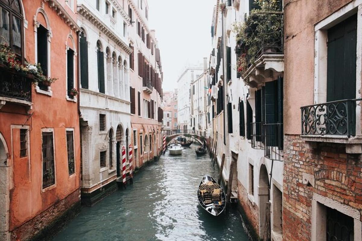 una piccola barca in un canale tra due edifici