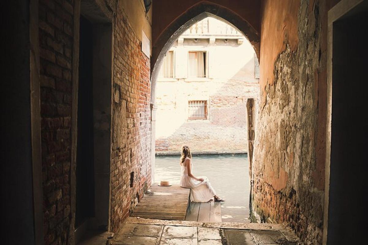 una donna è seduta nell'acqua sotto un arco