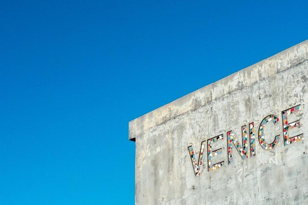 Un cartel en el costado de un edificio con un cielo azul.