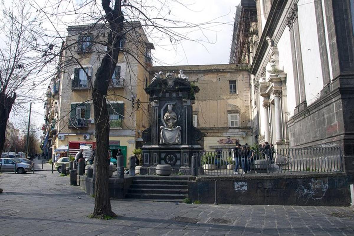 uma estátua em frente a um prédio