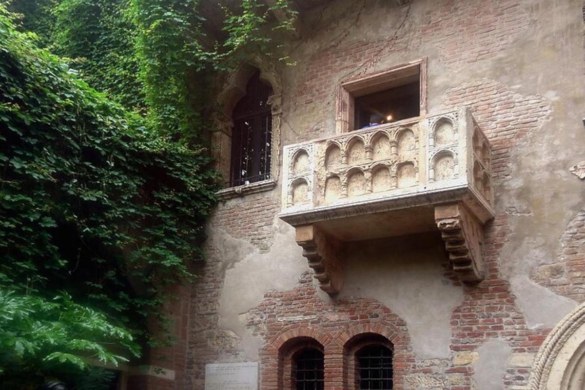 un bâtiment avec un balcon sur le côté