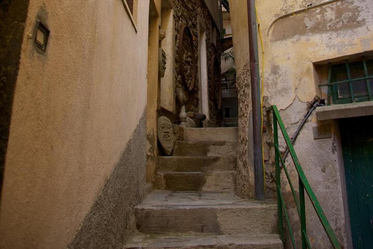 un vicolo con scale in un vecchio edificio