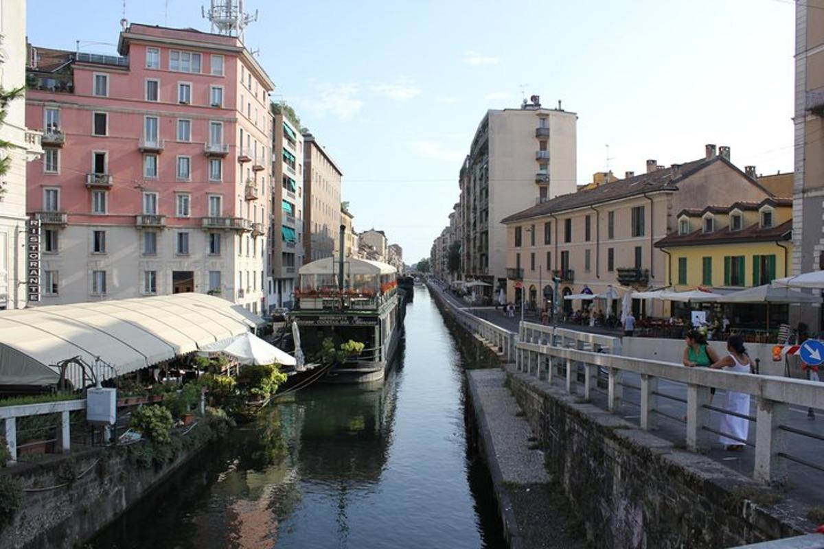 un canale in una città con edifici accanto a un fiume