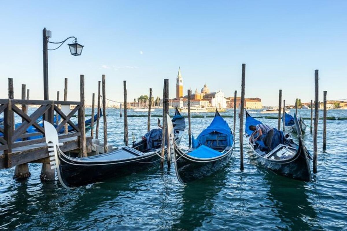 tre gondole sono attraccate a un molo in acqua
