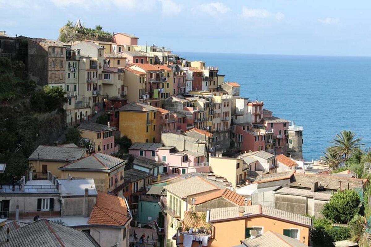 un gruppo di edifici su una collina vicino all'oceano