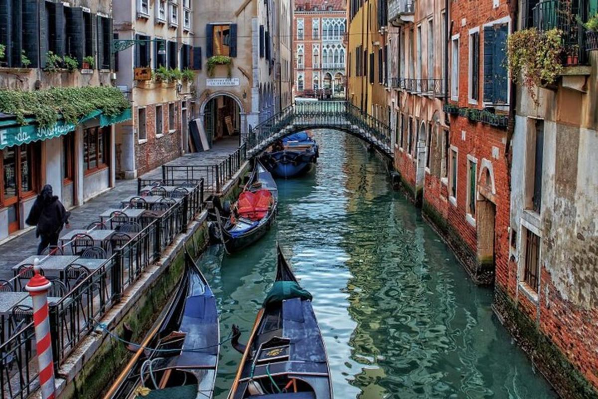 Un canal con góndolas en una ciudad con edificios.