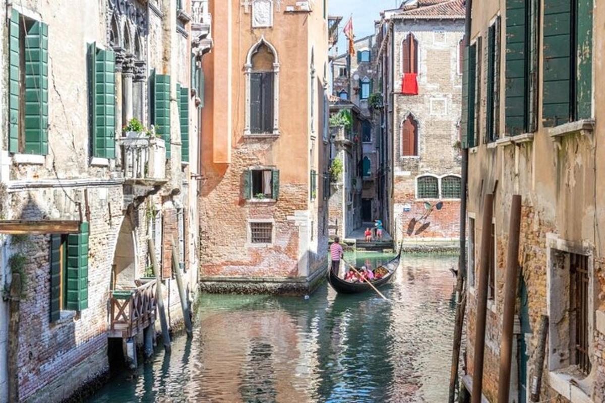 una gondola in un canale tra due edifici