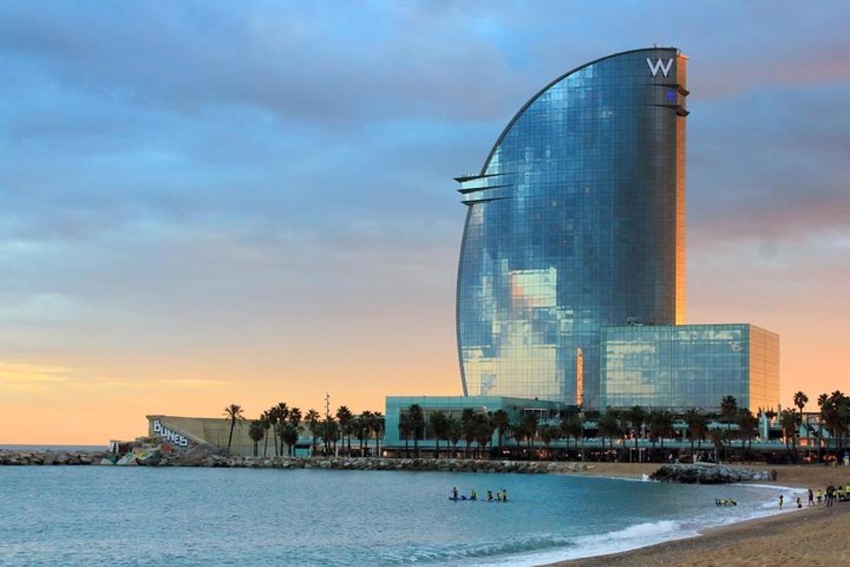 un edificio su una spiaggia vicino all'acqua
