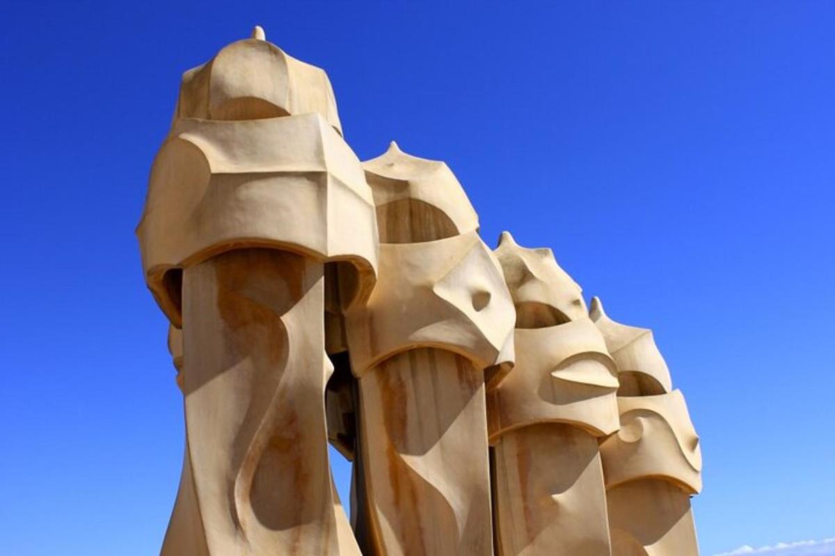 un primo piano di una scultura davanti a un cielo azzurro