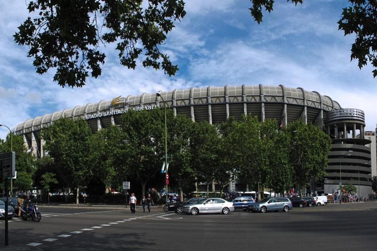 un grande edificio con auto parcheggiate di fronte