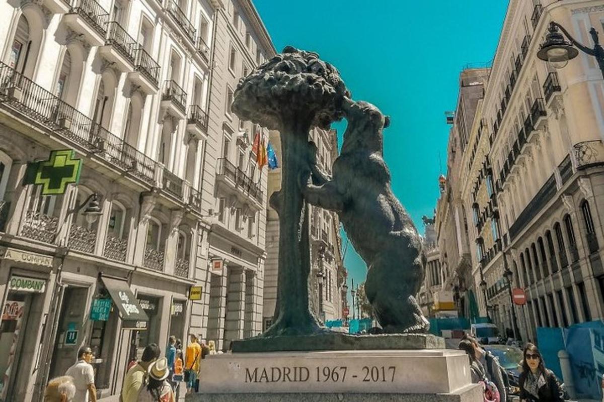 una statua di un orso su un albero in una strada