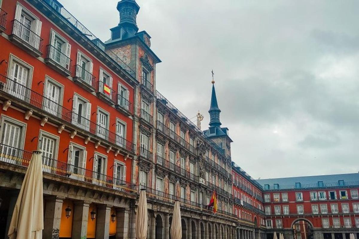 una fila di edifici in una città con una torre