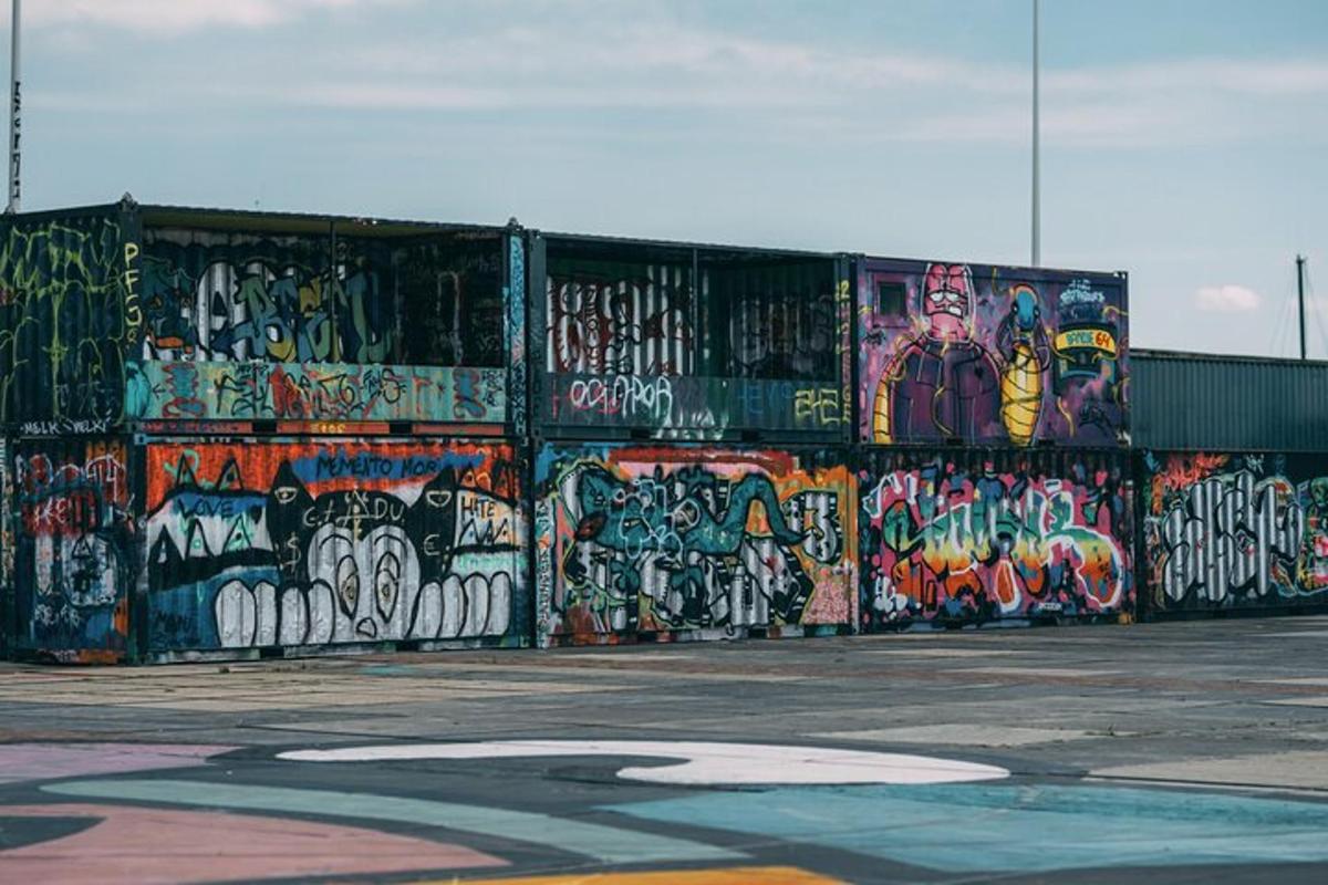 stena, prekrita z grafiti z veliko grafiti