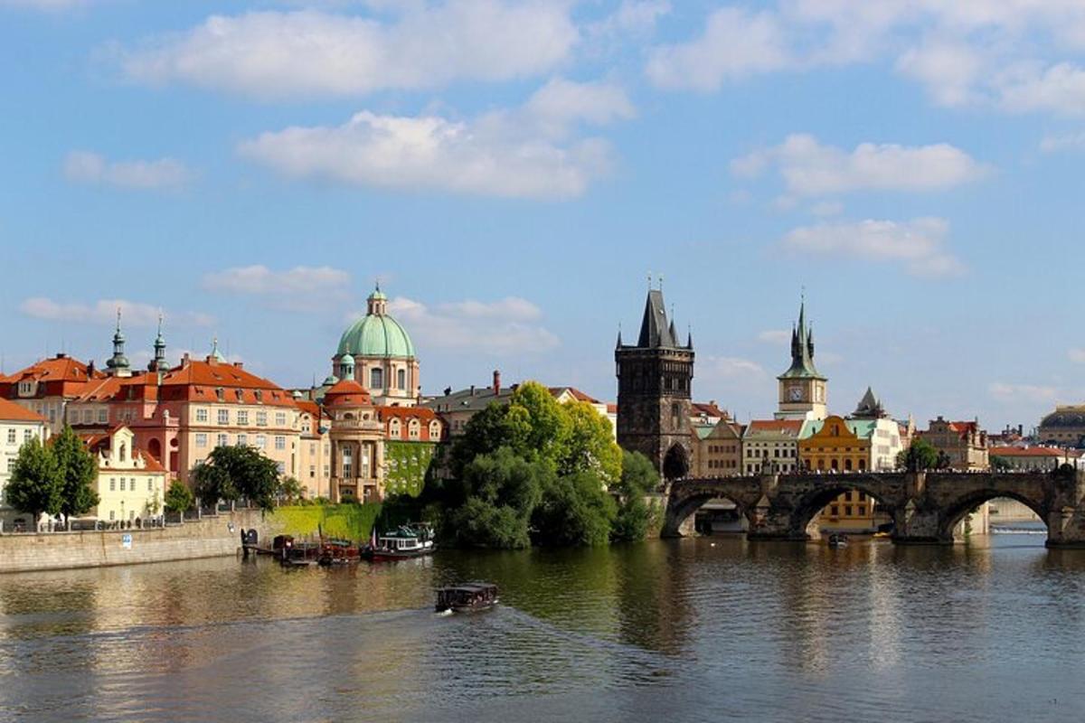 město s mostem a řeka s budovami