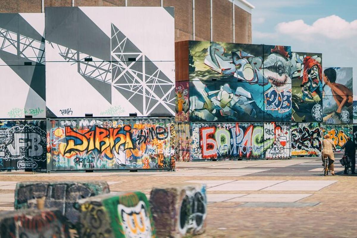 stena, prekrita z grafiti z veliko grafiti
