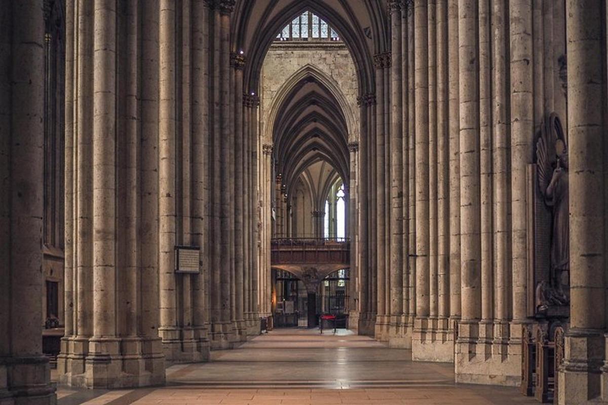 Un pasillo vacío en una catedral con columnas altas