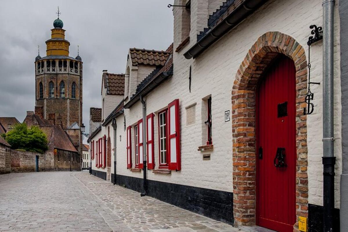 un edifici amb una porta vermella i una torre del rellotge